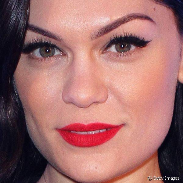 Jessie J combinou batom vermelho com olhos delineados para participar do evento 93.3 FLZ's Jingle Ball 2014
